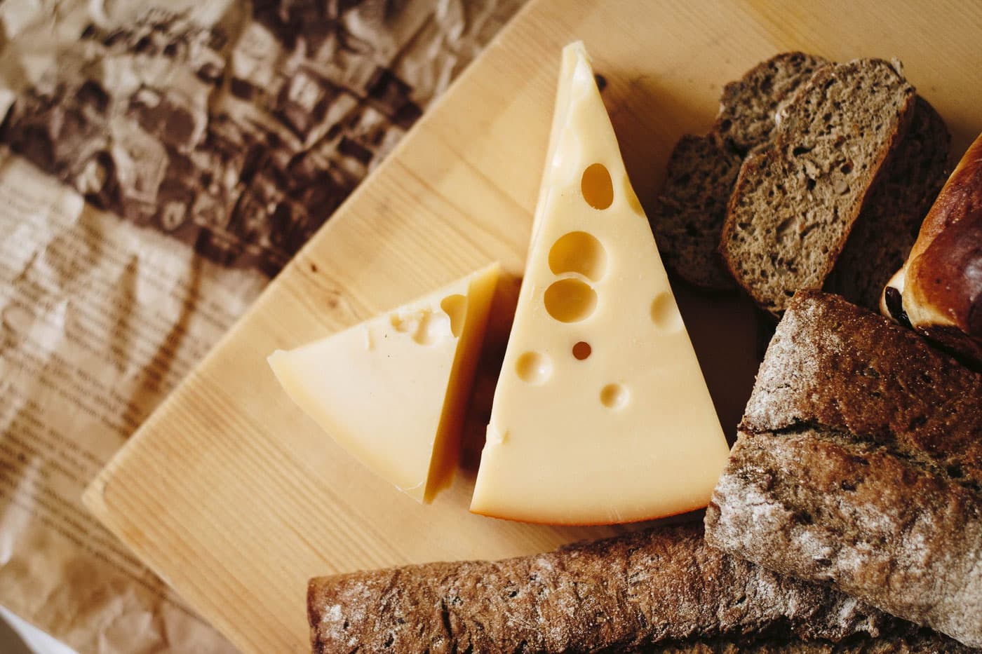 Handverlesener Käse und frisches Brot bei Rick's Bio Markt